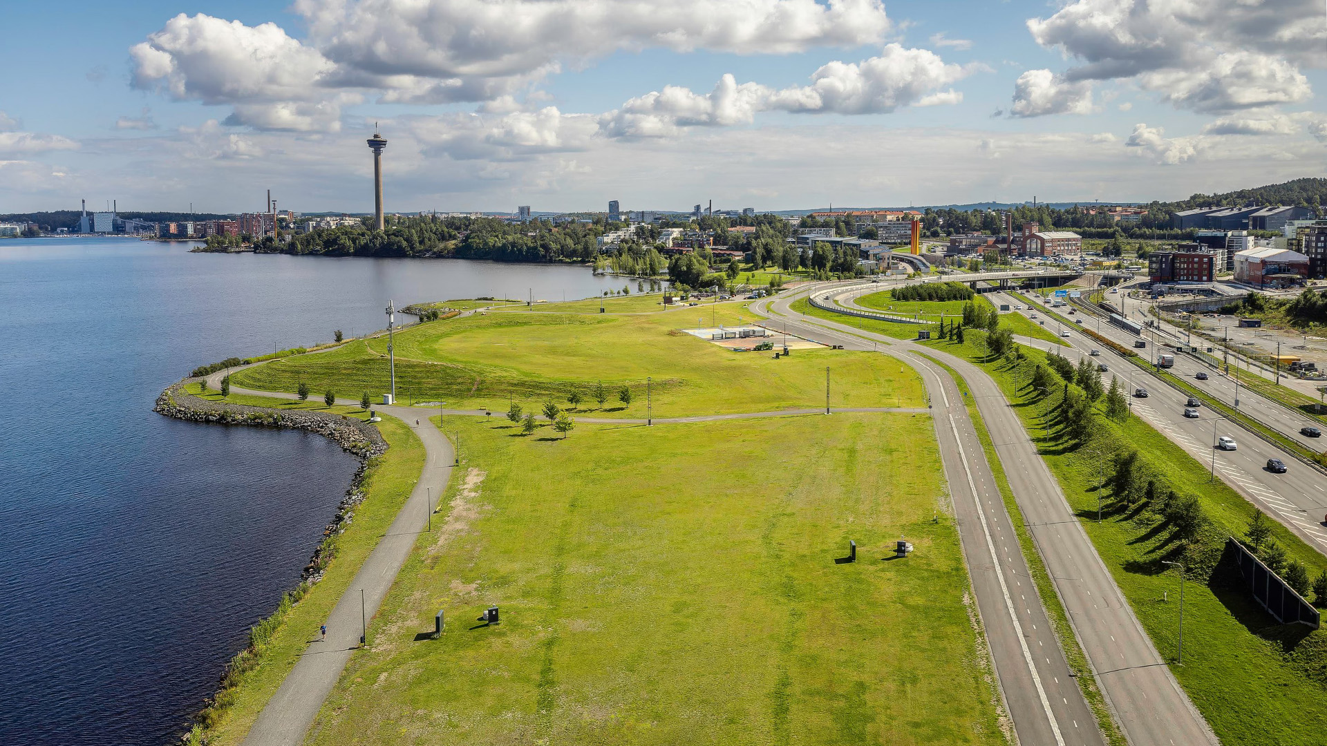 Santalahden rantapuiston viheralue Näsijärven ympäröimänä.